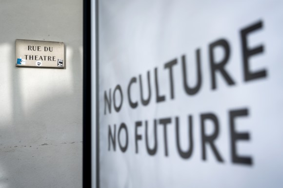 cartello con la scritta no culture, no future