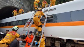 Le squadre di soccorso sul convoglio deragliato a Taiwan.
