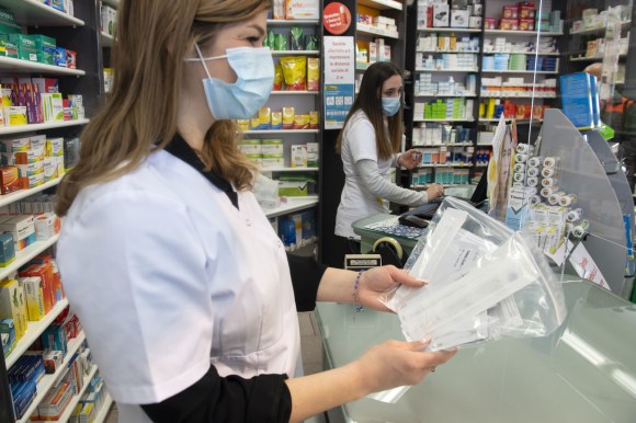 Test autodiagnostici da fare a casa disponibili nelle farmacie svizzere.