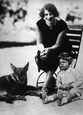 donna con un bambino e un cane