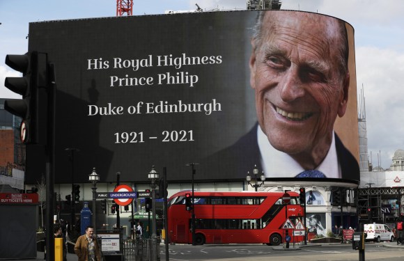 Filippo d Edimburgo commemorato su uno schermo gigante a Piccadilly