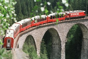 treno su un viadotto