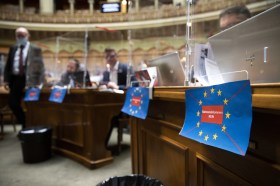 Cartelli contro l accordo con l Ue appesi tra i seggi del parlamento