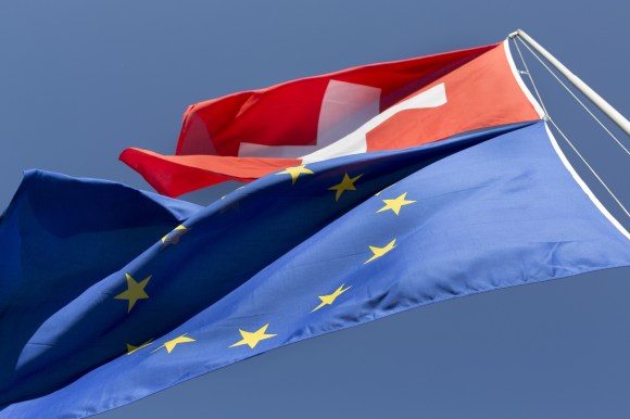 Le bandiera al vento di Svizzera e Unione europea