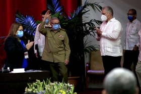 Raul Castrosaluta all inizio dell ottavo congresso del partito comunista di Cuba.