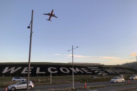 Gigantesca scritta Welcome all aeroporto di Wellington.