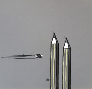 una gomma vola in direzione di due matite