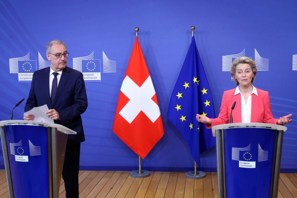 Parmelin e Von der Leyen davanti ai rispettivi pulpiti con bandiere CH e UE accanto e sfondo blu