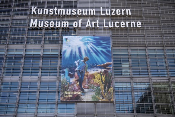 La facciata del Kunstmusem di Lucerna con un immenso cartellone pubblicitario della mostra.