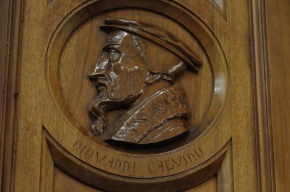 Rilievo su legno di Giovanni Calvino nella chiesa valdese di Piazza Cavour.