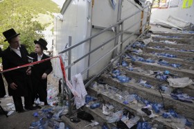 Ebrei ortodossi guardano una scalinata.