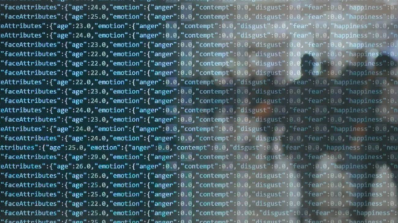 Schermata di stringhe di comandi informatici con, viste in trasparenza, le silhouette di alcune persone