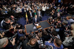 Facebook-Gründer Mark Zuckerberg umringt von Fotografen im US-Kongress.