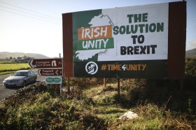 Un cartellone inneggia all unità irlandese come soluzione alla brexit.