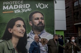 I dirigenti di Vox festeggiano il risultato delle amministrative a Madrid.