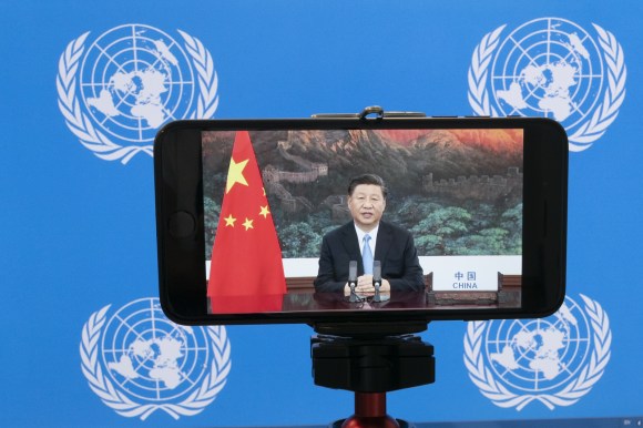 Un video del presidente cinese visto da un telefonino con sullo sfondo il logo dell Onu.