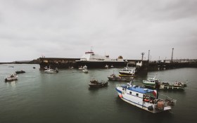Pescherecci francesi bloccano il porto di St. Helier a Jersey