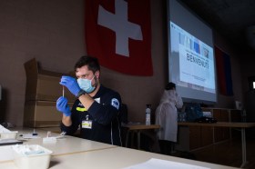 Un operatore sanitario mentre prepara una dose di vaccino