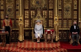Elisabetta II durante il suo discorso in Parlamento.