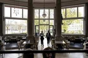 Un ristorante di Zurigo con la sala interna completamente vuota.