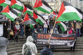 manifestanti con bandiere palestinesi