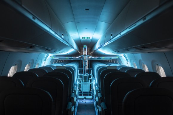L interno di un aereo vuoto con le luci spente.