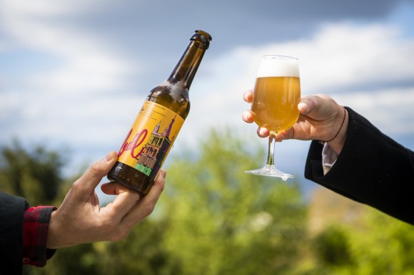 La birra prodotta a Losanna con l immagine della cattedrale sull etichetta.