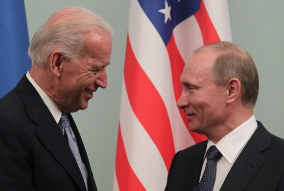 Joe Biden e Vladimir Putin in una foto d archivio.