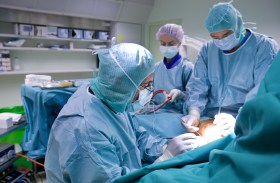 Medici al lavoro in sala operatoria durante un intervento.