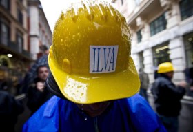 Un casco da lavoro con sopra la scritta Ilva.