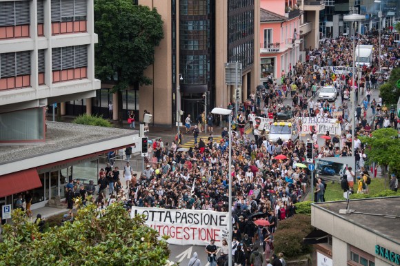 Il corteo degli autogestiti (autonomi) marcia per le vie de centro di Lugano.
