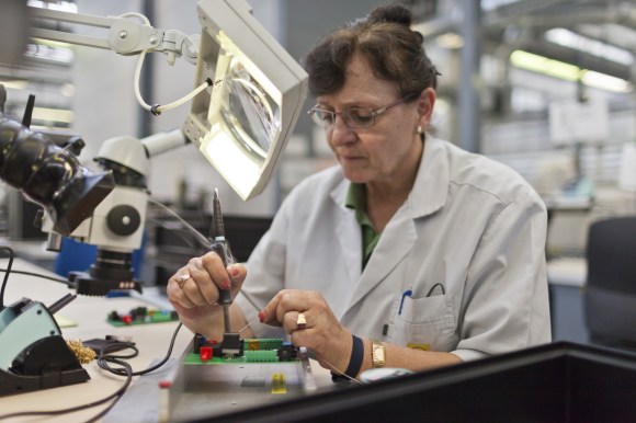 Una donna impiegata in un lavoro manuale nel settore tecnologico.