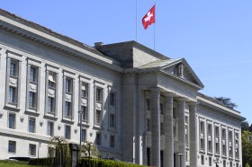 Edificio del tribunale federale di losanna con bandiera svizzera sul tetto