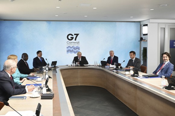 leader del g7 seduti attorno a un tavolo