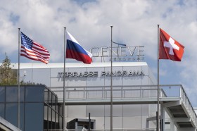 Bandiere russe e statunitensi all aeroporto di Ginevra