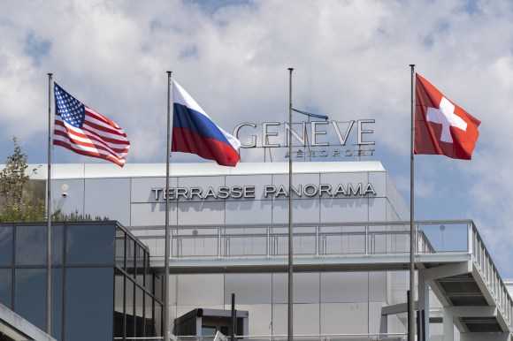 Bandiere russe e statunitensi all aeroporto di Ginevra