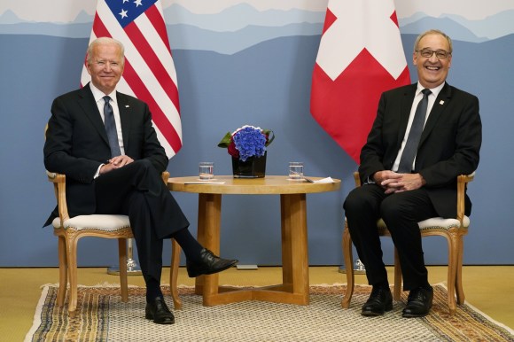 Joe Biden e Guy Parmelin seduti davanti alle bandiere dei rispettivi Paesi