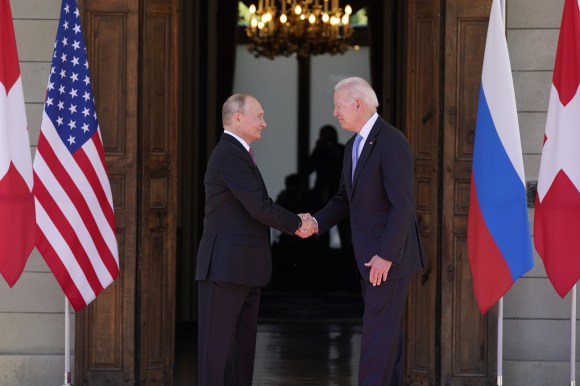 Stretta di mano tra Putin e Biden.