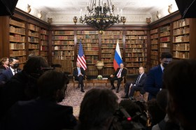 Putin e Biden davanti a una grande biblioteca