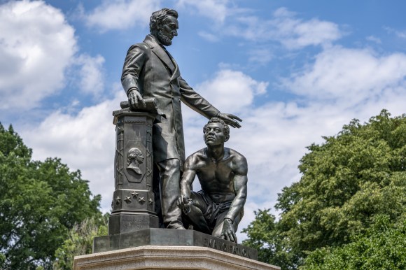 La contestata statua di Lincoln con ai piedi uno schiavo nero.