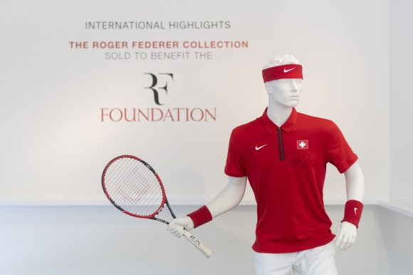 Un manichino con i vestiti di Federer e la racchetta: tutto in vendita all asta.