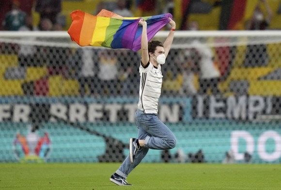 Un tifoso con la bandiera arcobaleno ha invaso il campo di Monaco di Baviera.