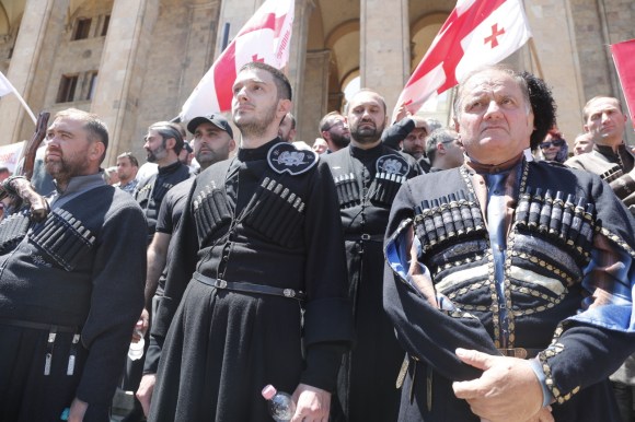 uomini vestiti con abito tradizionale georgiano