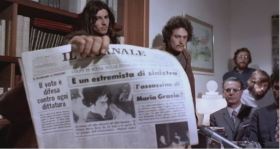 Una scena del film del 72 Sbatti il mostro in prima pagina.