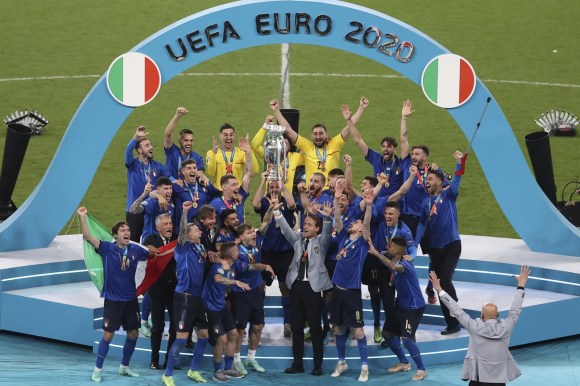 squadra italiana sul podio con la coppa