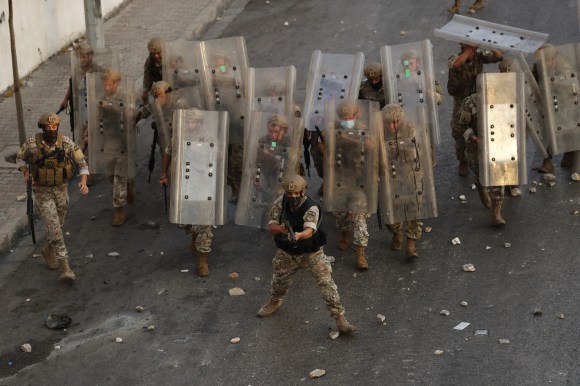 Soldati libanesi in formazione d assalto.