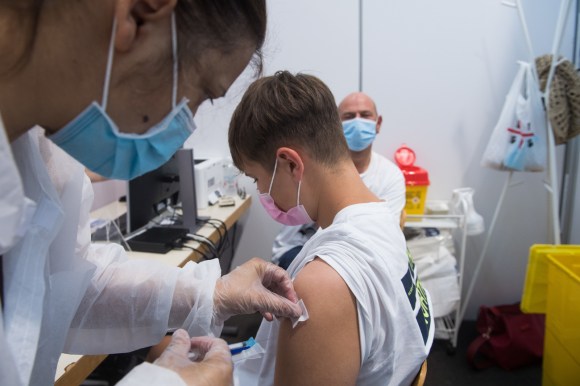 Un ragazzo viene vaccinato al centro di Giubiasco, in Ticino.