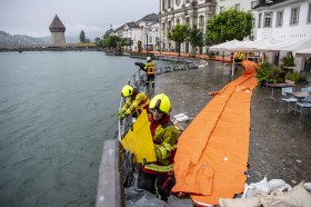 Pompieri in pieno centro di Lucerna che stanno piazzando i ripari per non far esondare il fiume