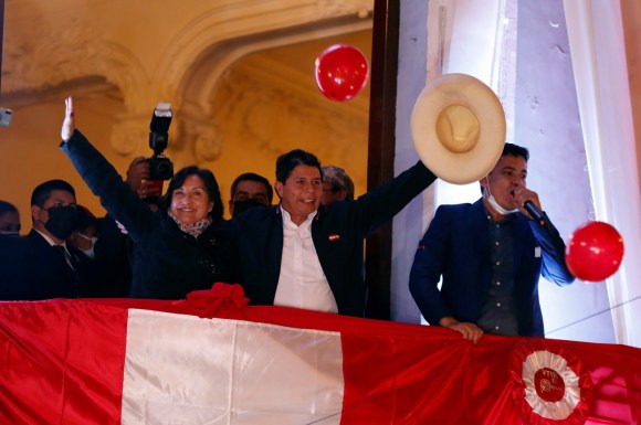 Pedro Castillo festeggia la vittoria a Lima accanto alla sua vice Dina Boluarte.