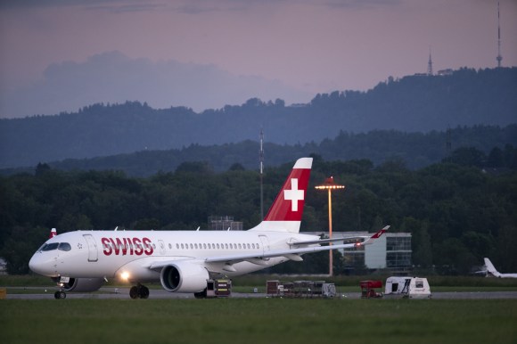 Un aereo Swiss fermo all aeroporto di Zurigo.